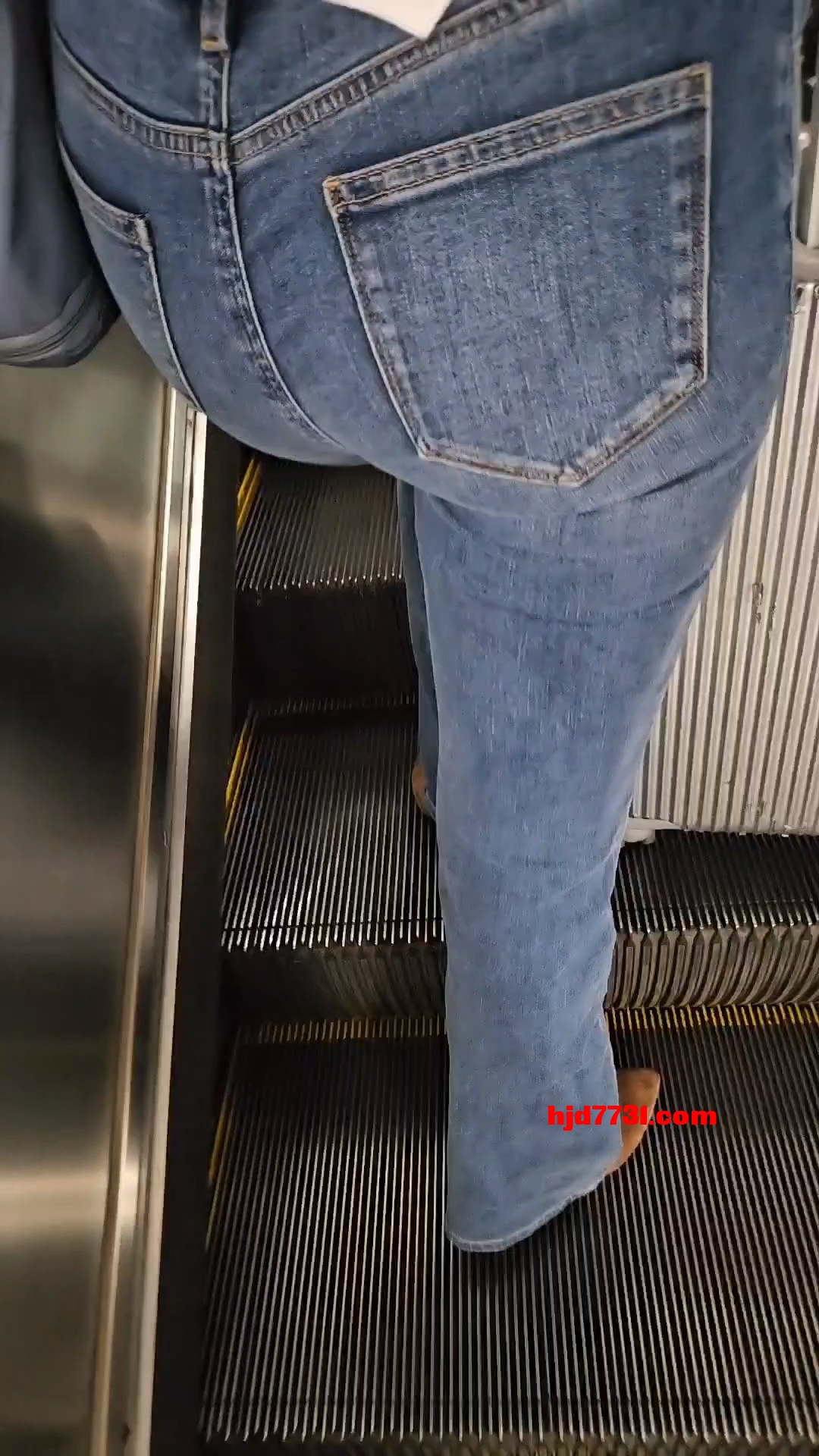 大变态！通州地铁站惊现“咸猪手”，专挑穿裙子女生摸屁股，被抓后这样狡辩！